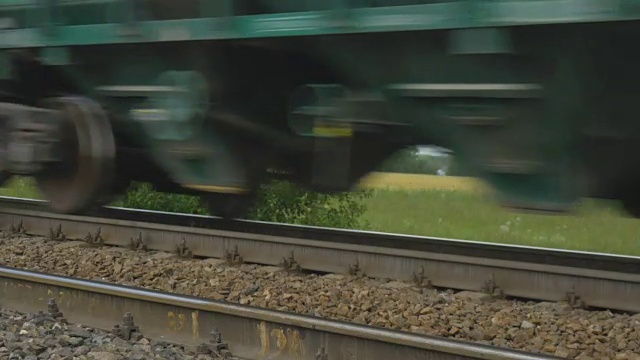 货运列车在轨道上行驶。