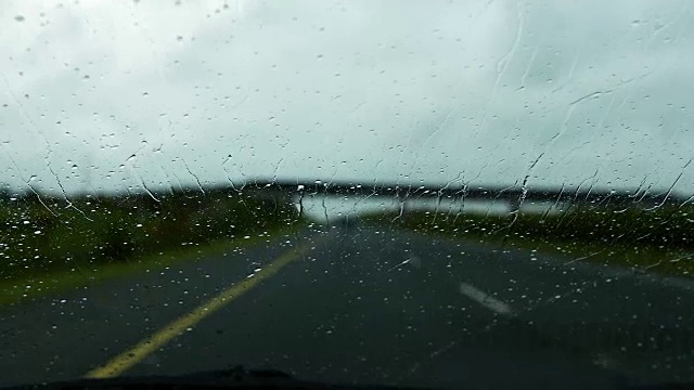 在高速公路上开车，在雨中的高速公路上