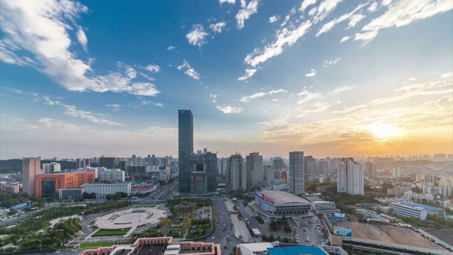 日落。武汉保利广场的时间流逝。高层建筑鸟瞰图