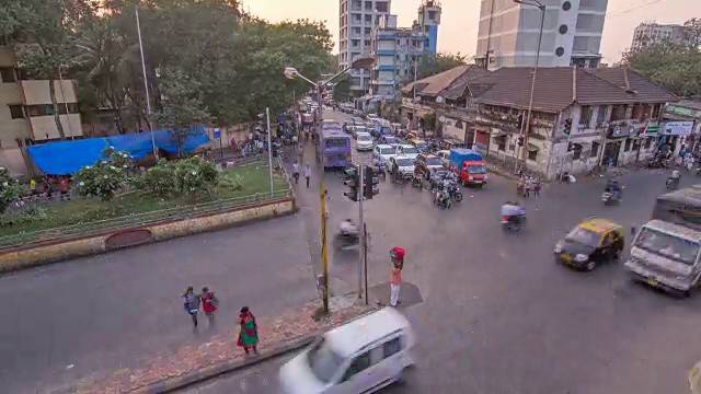 印度孟买繁忙拥挤的街道(十字路口)上车辆经过的时间流逝