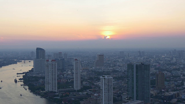 日落时间曼谷城市景观湄南河屋顶全景4k泰国