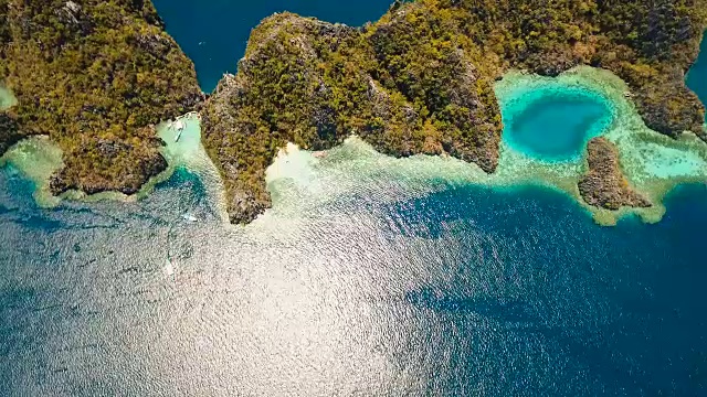 鸟瞰图热带泻湖，大海，海滩。热带岛屿。Busuanga,菲律宾巴拉望省