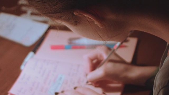 在昏暗的室内为考试而学习