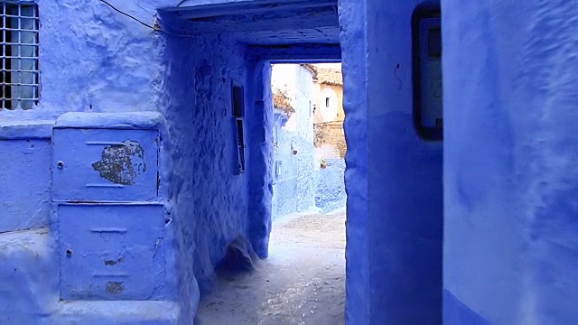 POV，行走在摩洛哥Chefchaouen Chaouen的蓝色小镇，第一个视角