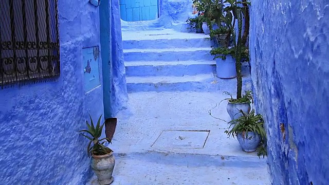 POV，行走在摩洛哥Chefchaouen Chaouen的蓝色小镇，第一个视角