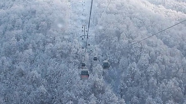 从滑雪胜地索契的缆车铁路上观看