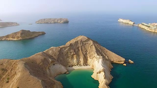 鸟瞰图马斯喀特湾，潜水胜地，蓝绿色晶莹的水，印度洋，海滩，蓝色泻湖和小岛，阿曼，阿拉伯半岛，4k超高清