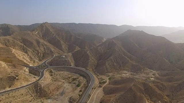马斯喀特湾地区鸟瞰图，道路和十字路口(环岛)在沙漠包围的山脉，阿曼，阿拉伯半岛的苏丹国，4k超高清