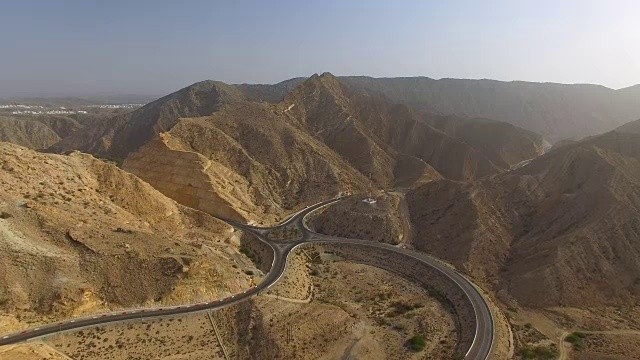马斯喀特湾地区鸟瞰图，道路和十字路口(环岛)在沙漠包围的山脉，阿曼，阿拉伯半岛的苏丹国，4k超高清