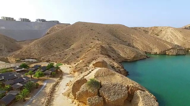 马斯喀特湾鸟瞰图，潜水胜地，一日游和休闲区，清澈的印度洋水，海滩和蓝色的泻湖，阿曼，阿拉伯半岛上的苏丹国，4k超高清