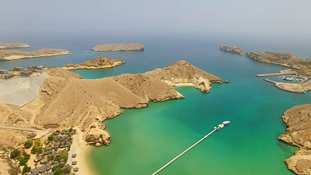 鸟瞰图马斯喀特湾，潜水胜地，蓝绿色晶莹的水，印度洋，海滩，蓝色泻湖和小岛，阿曼，阿拉伯半岛，4k超高清
