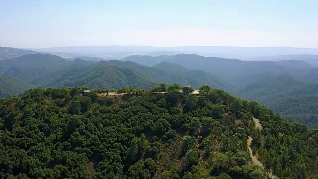 山的风景。塞浦路斯岛雪松谷。这架飞机是高空消防站。在森林里给护林员的房子。林业