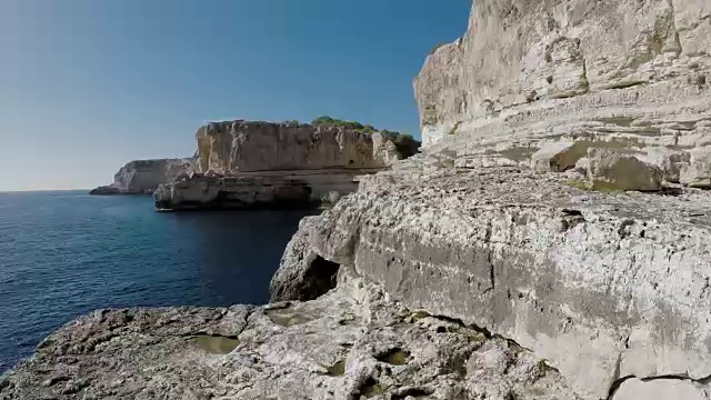 鸟瞰海边的岩石。野生美丽的自然环境