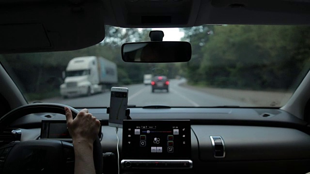 夏天，汽车在繁忙的道路上行驶