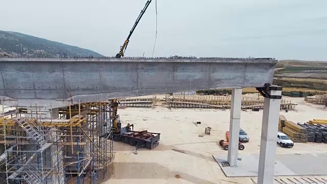 一个大型公路建设项目的航拍照片