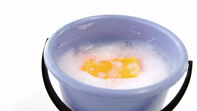 塑料桶与清洁海绵