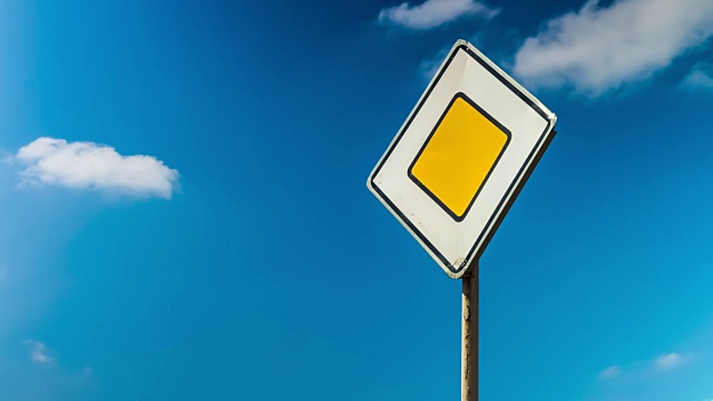 道路交通管制标志。17、规则出大道，主路出大道。汽车交通。用云彩映着天空