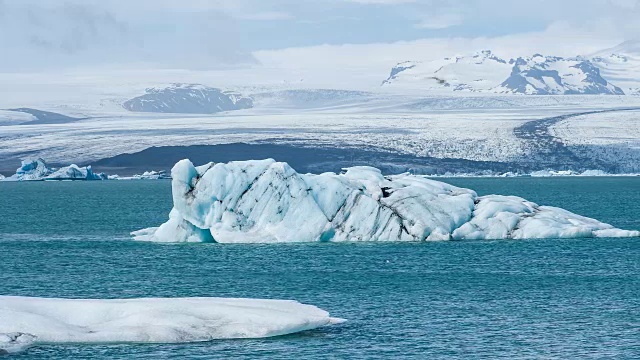 位于冰岛Jokulsarlon的冰山，背景是Vatnajokull冰盖