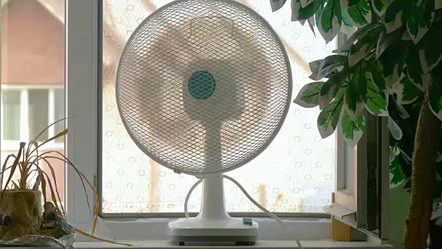 热天房间里的风扇