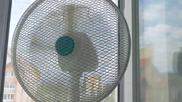 房间窗台上的家用风扇