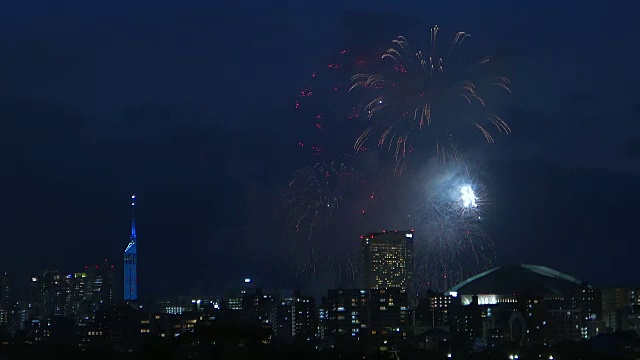 在福冈市的天空中，五颜六色的烟花照亮了城市。