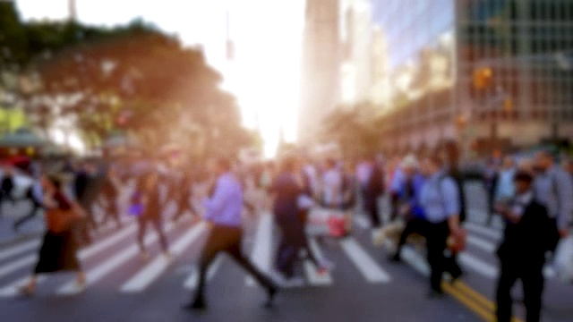 商人和游客走在纽约的街道上。交通、十字路口、人行横道