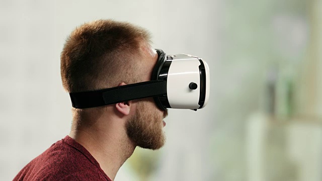 詳情圖-年輕帥氣的男子戴著VR眼鏡四處張望