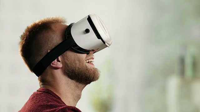 詳情圖-年輕帥氣的男子戴著VR眼鏡四處張望