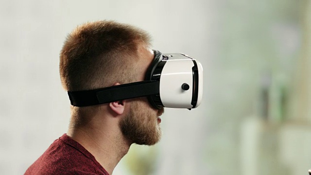 詳情圖-年輕帥氣的男子戴著VR眼鏡四處張望