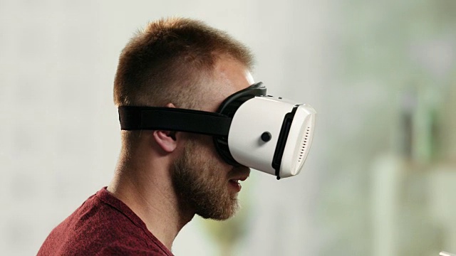 詳情圖-年輕帥氣的男子戴著VR眼鏡四處張望