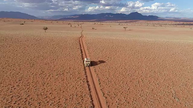 鳥瞰圖車輛通過美麗的納米比亞自然保護區