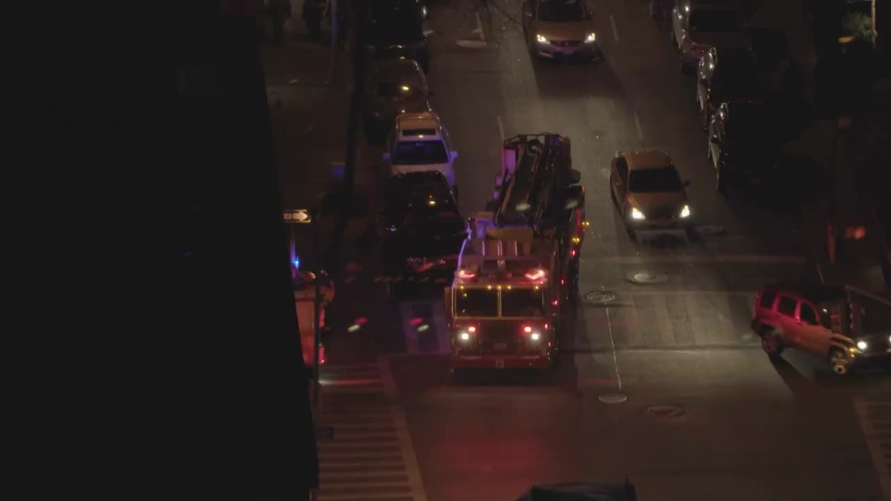 鸟瞰图消防车站在一个城市的街道在夜晚。汽车，交通，警示灯