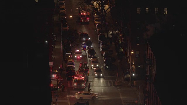 夜间站在路中间的消防车。照明警告灯，交通，汽车