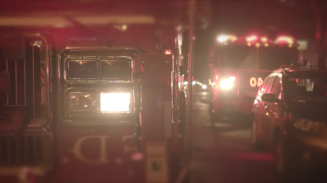 特写消防车与警告灯。《消防车之夜》