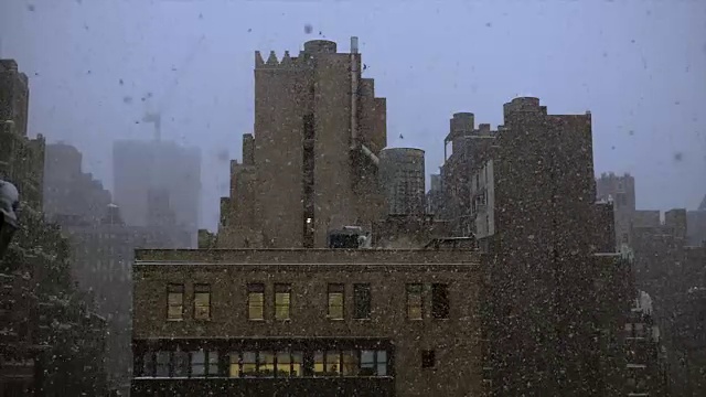 城市里的暴风雪。被雪覆盖的建筑物、屋顶和街道。