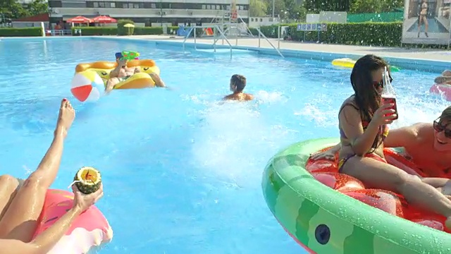詳情圖-慢鏡頭特寫:陽光明媚的夏日，快樂的年輕人在泳池聚會