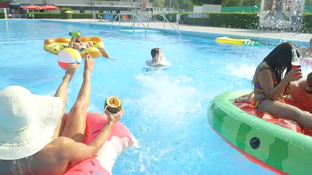 詳情圖-慢鏡頭特寫:陽光明媚的夏日，快樂的年輕人在泳池聚會