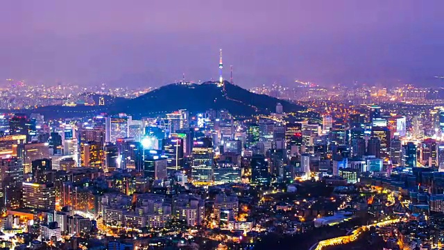 韩国首尔夜景及汉城塔。
