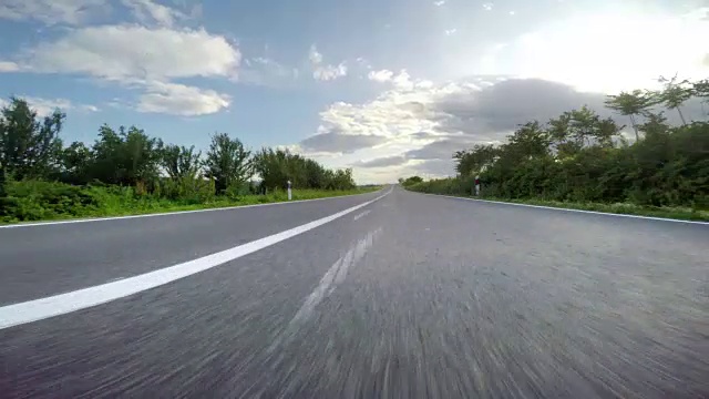 视点驾驶通过乡村道路与夕阳burst pov