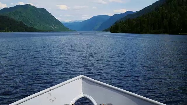 船首掀起波浪