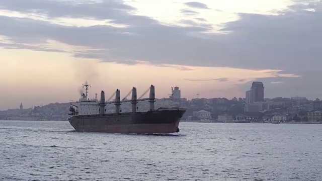 途经博斯普鲁斯海峡的货船