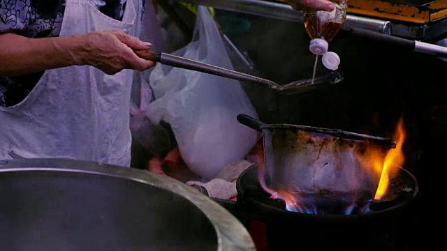 烹饪泰国街头小吃