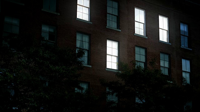 办公楼灯光亮起的夜间拍摄