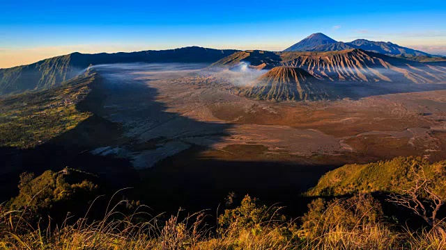 印度尼西亚的Bromo火山日出地标自然旅游景点4K时间流逝