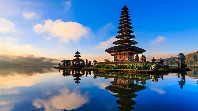 Pura Ulun Danu Bratan，印尼巴厘岛地标旅游胜地4K时光流逝(向上倾斜)