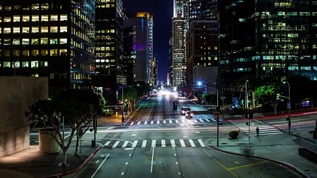 洛杉矶市中心的街道在夜晚时光流逝