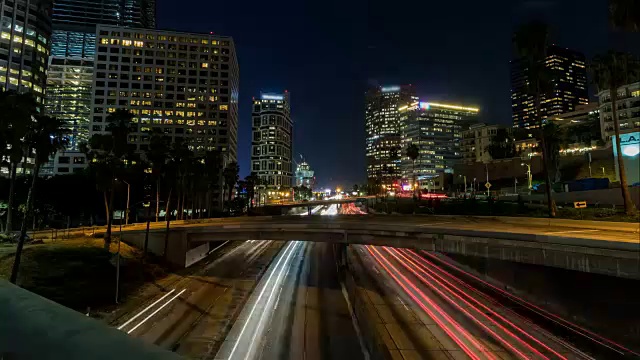 110高速公路洛杉矶市中心的夜晚时光