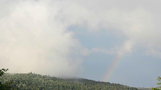 彩虹越过高山。