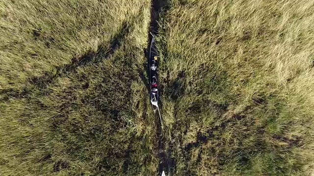 沿着奥卡万戈三角洲的水道，直接向下鸟瞰图的游客出发前往莫科洛狩猎之旅