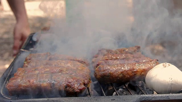 在热烤架上烤烤肉串